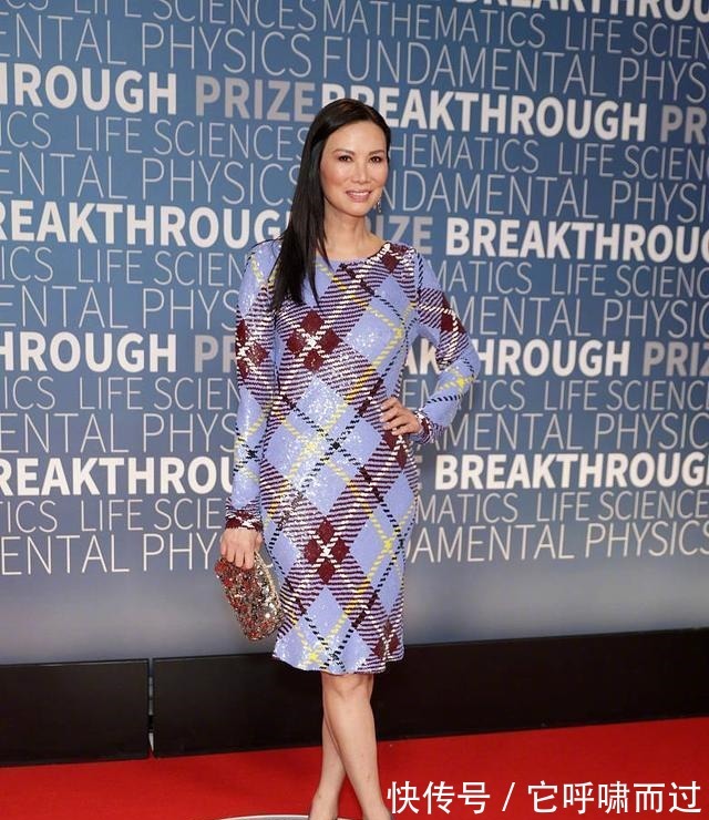 50岁邓文迪终于换发型, 配格纹裙好气质虽满分但水桶腰太显眼!