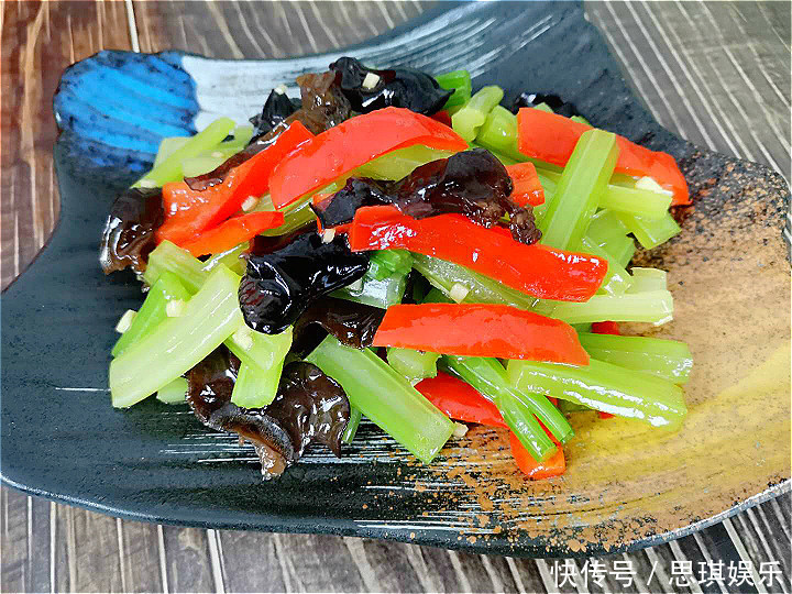 秋天，芹菜别再炒着吃了！试试新做法，清淡爽口解油腻，做法简单