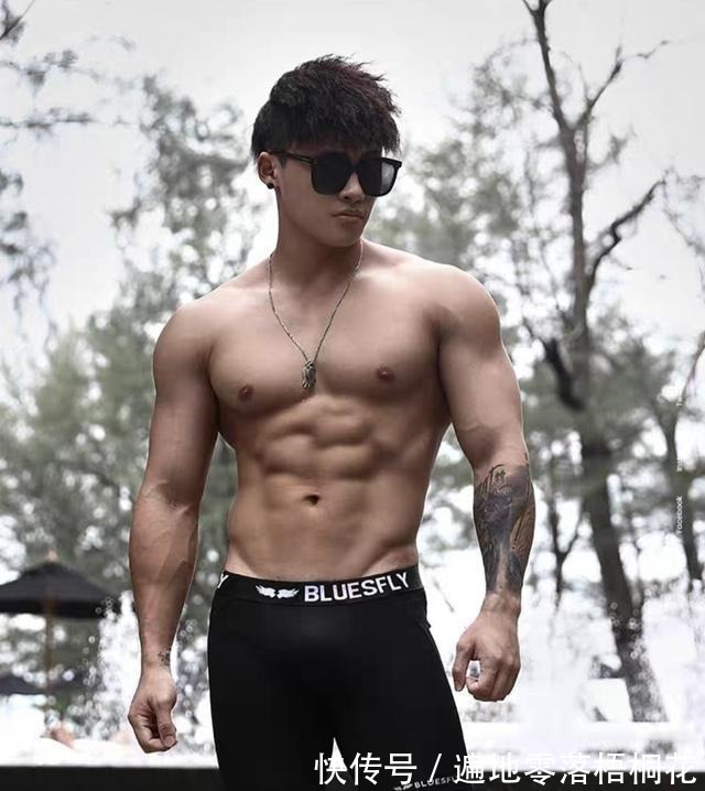 男生|皮肤光滑白净的男生还真不多哦，特别是爱好健身的男生就更是少见！