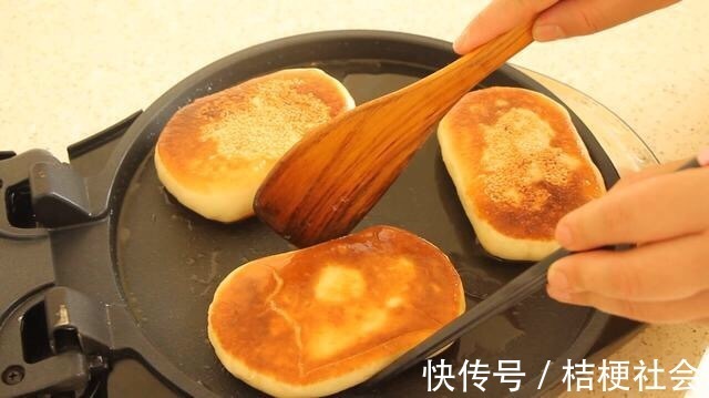 一碗面粉，2个鸡蛋，做孩子爱吃的早餐饼，比面包松软，比馒头香