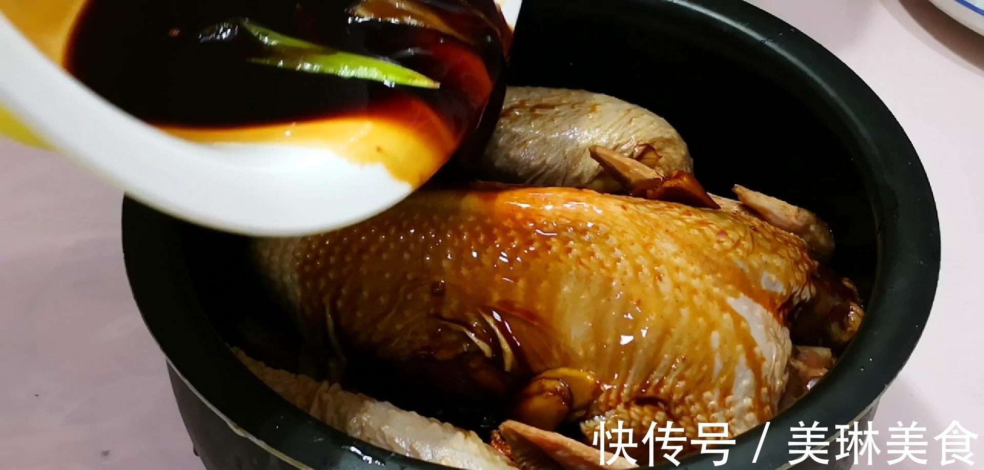 电饭锅|整只鸡往电饭锅里一丢,不加1滴水1滴油,出锅后老婆和儿子抢着吃