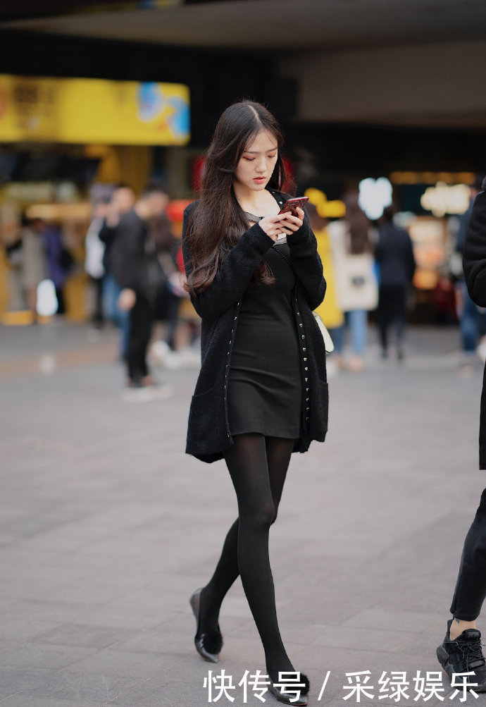 街拍颜值高的小姐姐，活力满满，都有一双逆天的大长腿