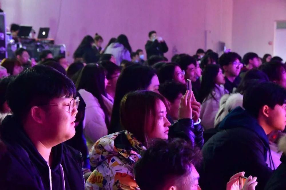 冬天的第二场雪和今晚的校园歌手大赛更配噢～