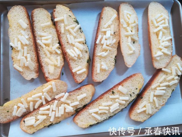 芝士香葱面包迷你披萨，食材简单味道绝佳，一点都不费劲