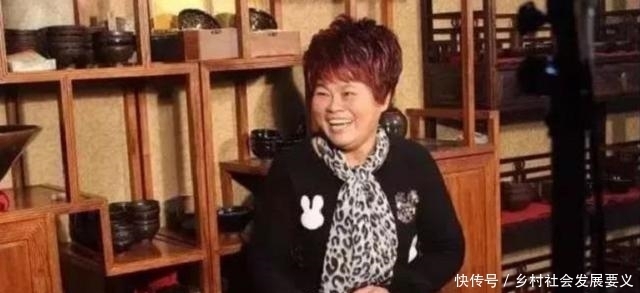 日本专家鉴宝,估价2500万日元,实际却是中国大妈的作品