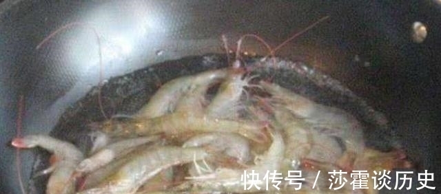 小美美|煮虾别只知道加水煮，试试加点它，虾肉鲜嫩还不腥，咋做都好吃！