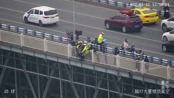 交巡警|一男子因“压力太大”欲跳桥轻生，实施救援的除了民警还有他们！