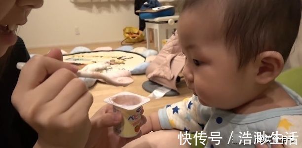 小脸|姐姐将冰激凌搅一搅就给妹妹,可怜的妹妹小脸都要挤到一起了