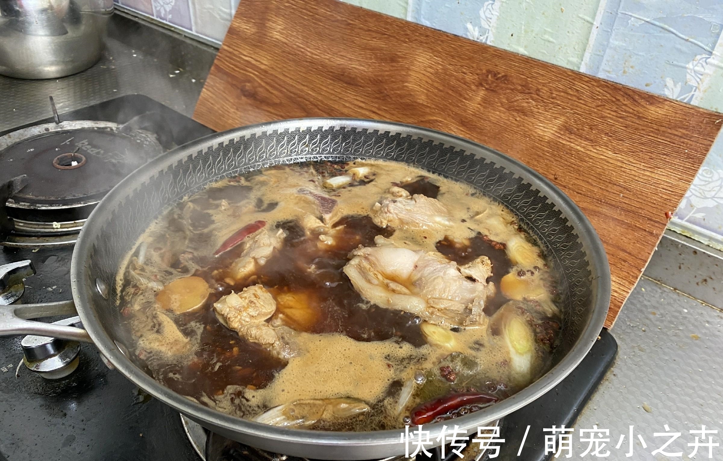 排骨|秋天,遇到这肉要多吃,比排骨便宜,比牛羊肉香,炖一锅太馋人