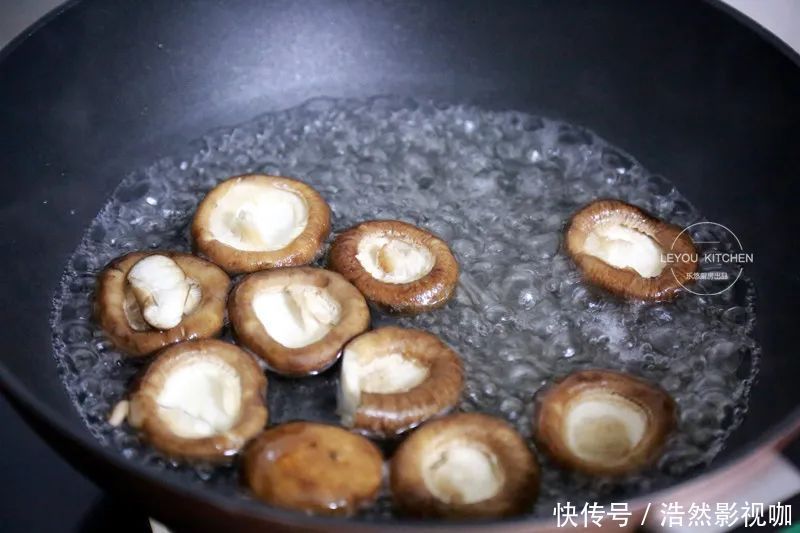 比肉|纯素馅大包子,鲜嫩多汁,比肉的还香,一次多蒸点,早餐也有了