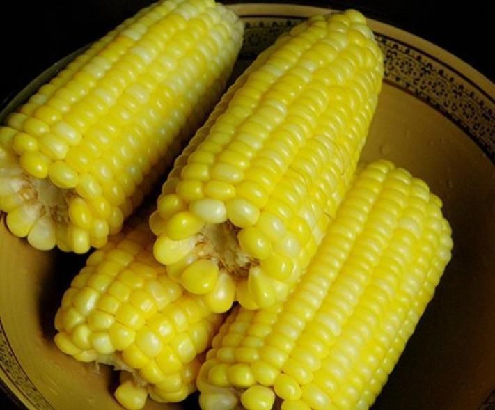 清甜|煮玉米,最忌直接冷水下锅煮!再加这两样,玉米清甜软糯吃不腻