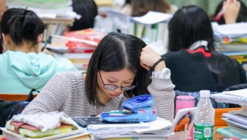 女生|为梦想能有多拼？考研女生路灯下背书：命运的馈赠，其实早已注定