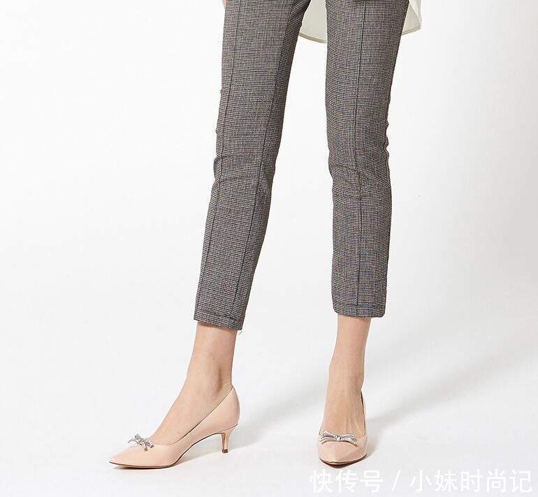 尖头细高跟鞋性感迷人,衬托女性优雅的气质