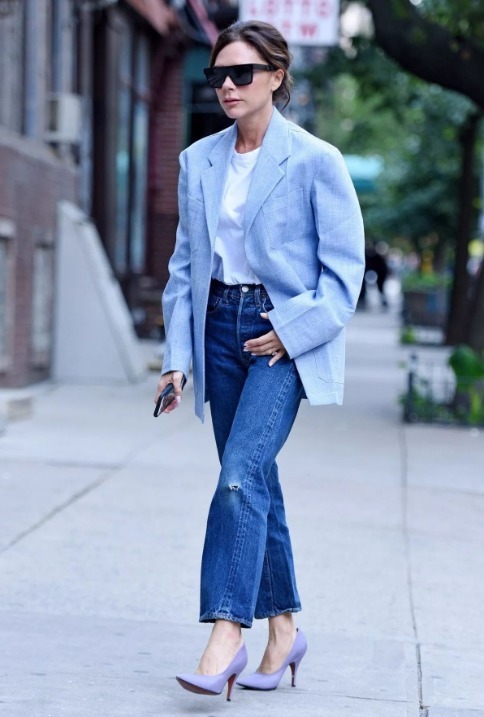 霍汶希身材和气质一流,西装内搭白T恤高级干练,显高又显瘦