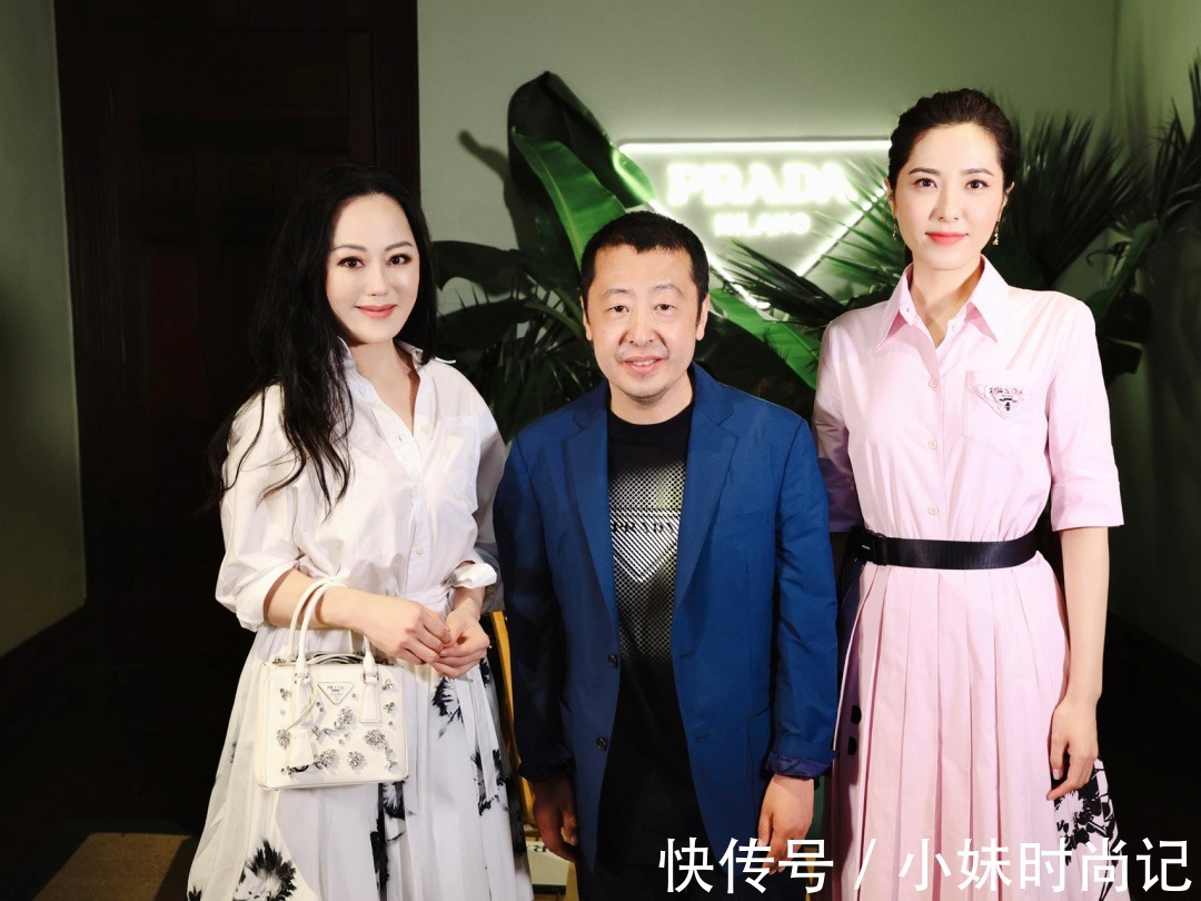 搭配|章小蕙才是真正的“上流贵妇”,穿白衬衫配半身裙,高贵又优雅