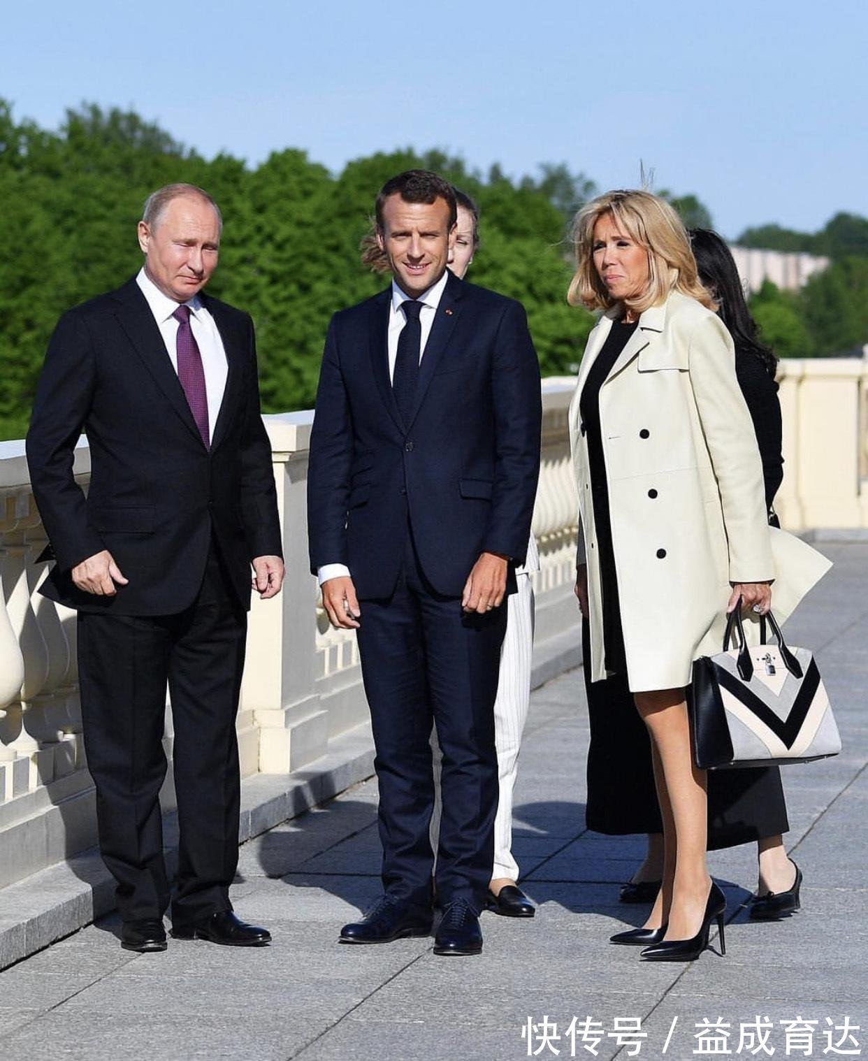 脖子 法国夫人终于换发型,穿大衣扎个啾啾好显年轻,连气质都提升不少