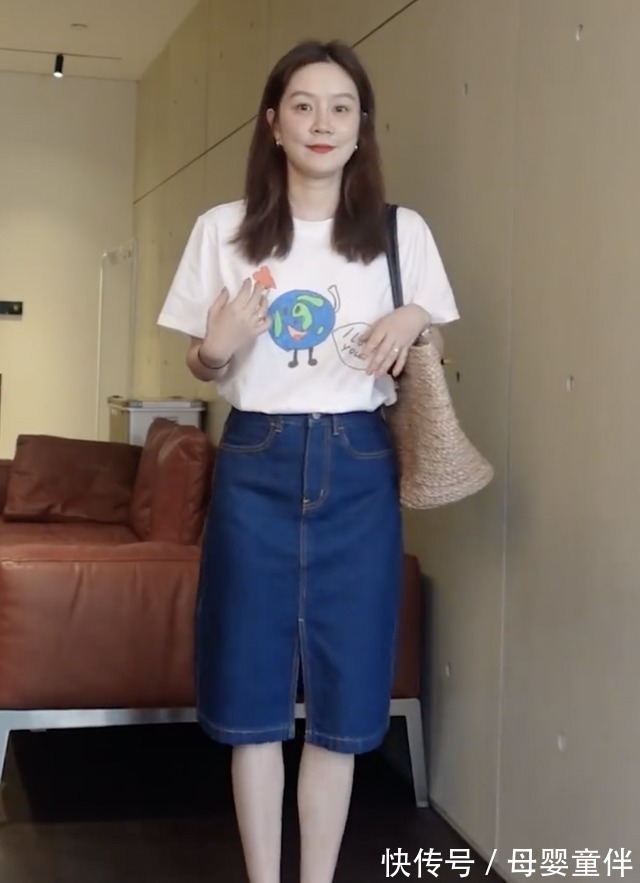 穿搭 37岁阿姨亲身示范，同件T恤搭出两种不同效果，大妈和少女的区别！
