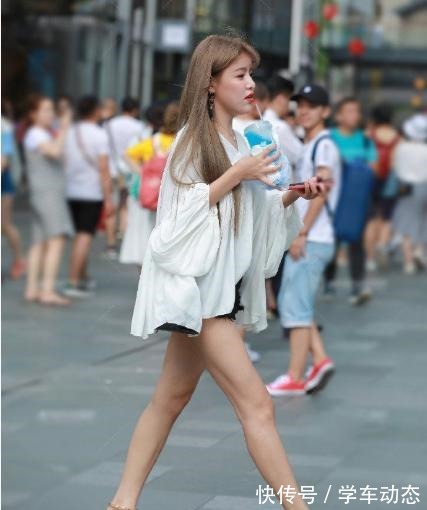 高跟鞋 白色斗篷衣搭配高腰热裤,时尚精致,可爱减龄!