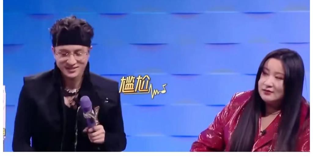 戴佩妮穿恨天高表演,薛之谦调侃她踩高跷,喊话拿出鞋垫让他闭嘴