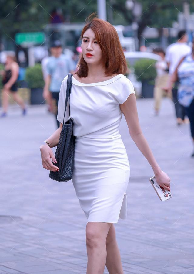 深色系 初秋时节的气质穿搭,简约白色连衣裙搭配高跟鞋,时尚干练显气质