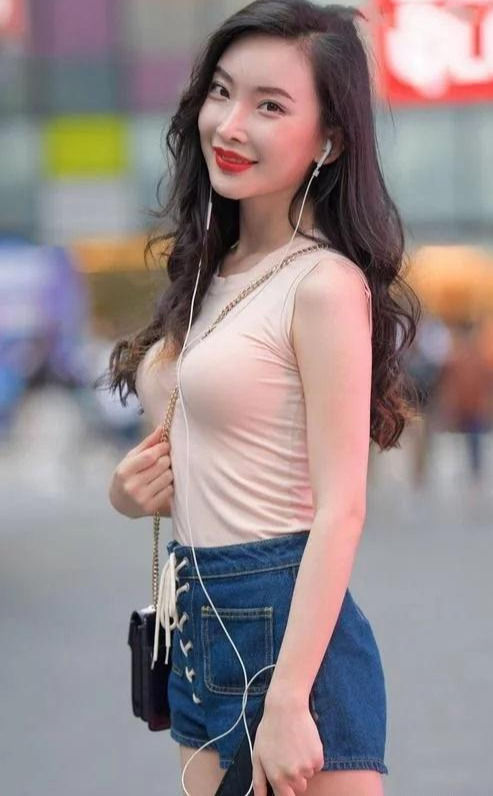 紧身牛仔裤|街拍:无袖衬衫搭配高腰牛仔裤,信心十足,气质佳