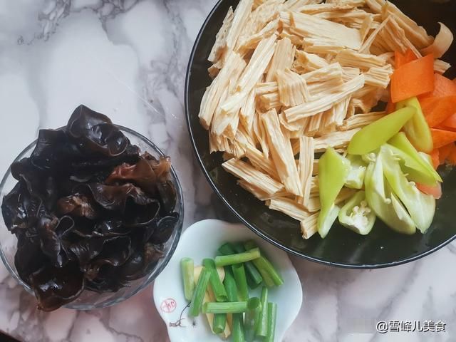 黑木耳|三伏天多给家人吃这道菜，钙铁含量高，家人都爱吃，比吃肉好多了