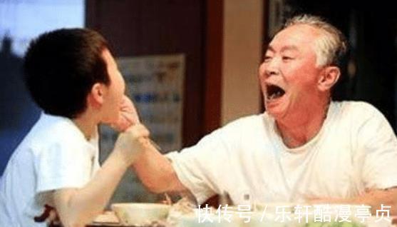 带娃|老人想在带娃时搭把手,到底是出钱好,还是出力比较好