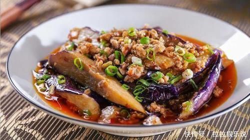 炒茄子时,先放油是不对的,酒店大厨教您一招,茄子不油不发黑