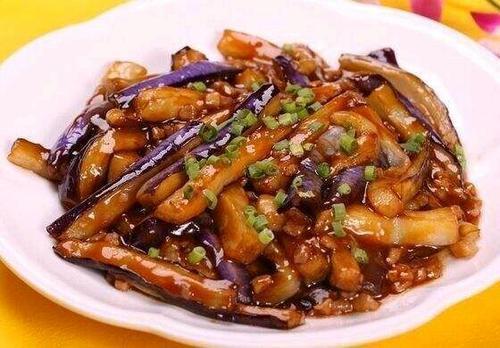 肉末茄子，色香味俱全，软糯可口，拌饭吃，可以吃好几碗米饭