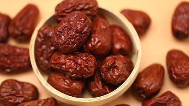 黑豆|红枣的“黄金搭档”找到了,搭配泡水喝,补气养血,让你面如桃花