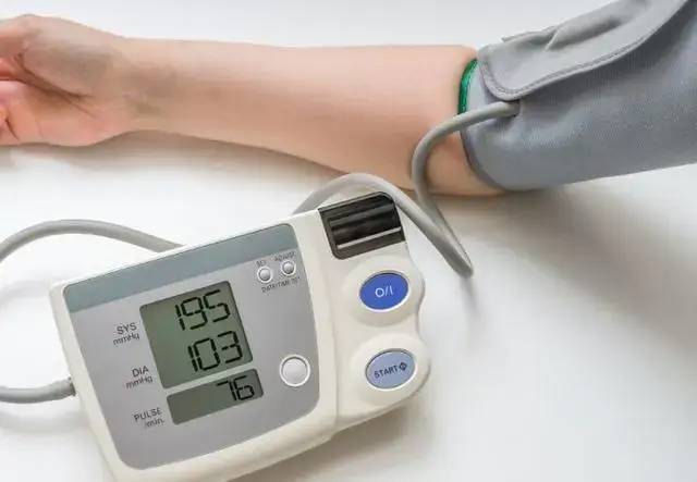 血压|血压高的人,不想脑溢血,少碰4种食物,谨记补三物,做三控