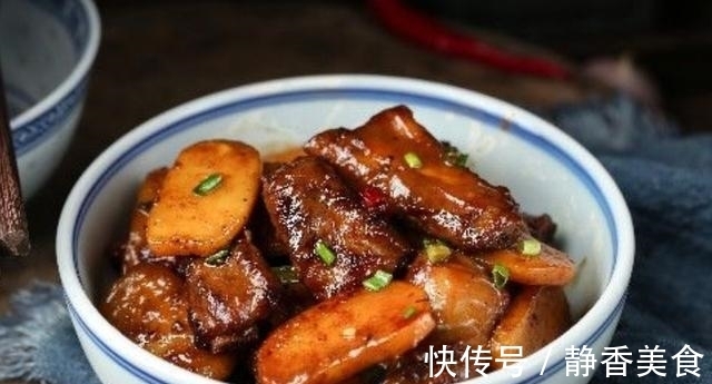 红烧排骨年糕做法，炒糖色有窍门，色泽诱人超入味