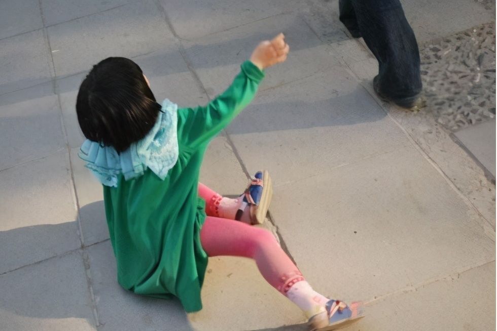 玩具|“倔强父女”火了,女儿为买玩具撒泼打滚,宝爸在一旁淡定玩手机