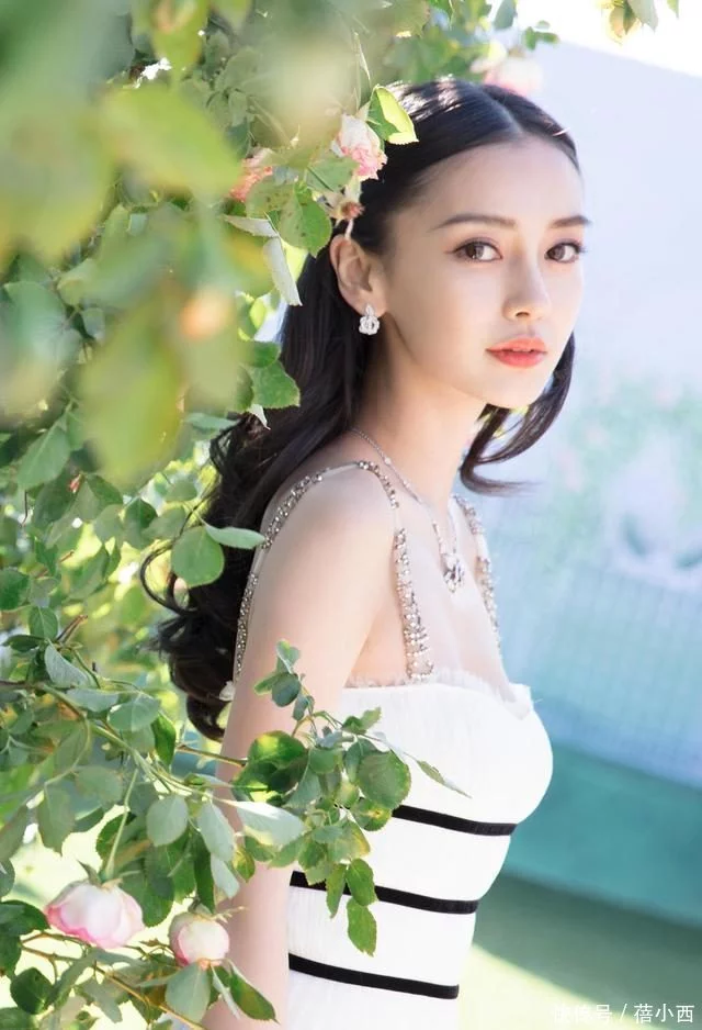 Angelababy杨颖真的太美了，穿白色吊带连衣裙，气质惊艳闪耀夺目