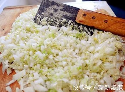 大厨|调白菜馅,用盐杀水是大错!大厨教你一招,白菜馅鲜嫩多汁超好吃