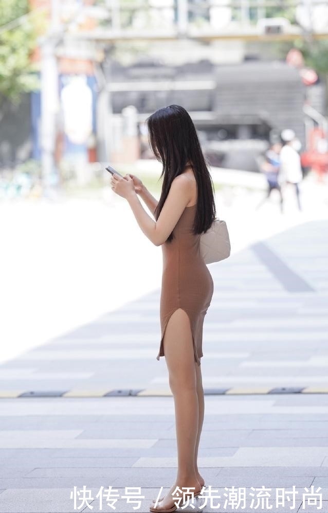 缤纷夏季,选择修身开叉裙,让自己优雅清凉一整夏