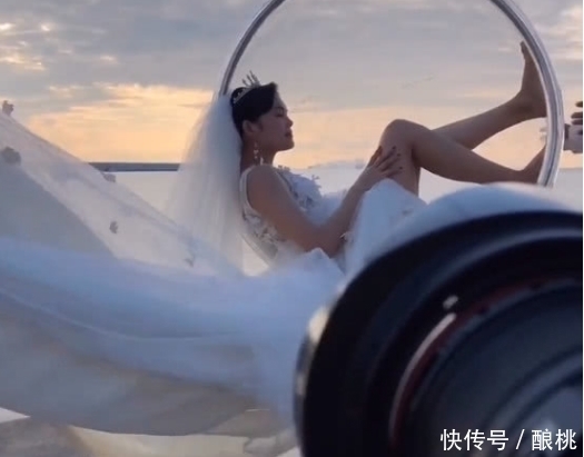 新娘|奇闻：长腿新娘拍婚纱照，旁边助理掀开裙子，成片抓拍到精彩画面