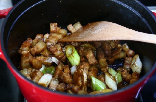 做红烧肉,教您一招,加上它,简简单单超好吃!