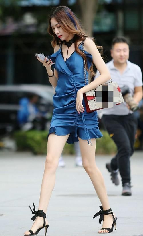 小姐姐 吊带裙搭配细跟凉鞋,让你看上去更加的苗条,时髦又高级