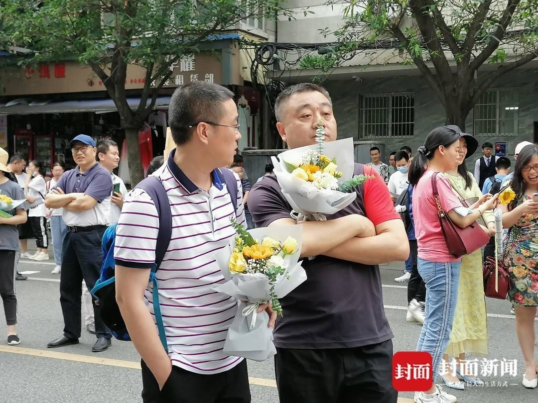 封面新闻|成都中考结束，7月2日公布成绩 家长鲜花迎接考生出场