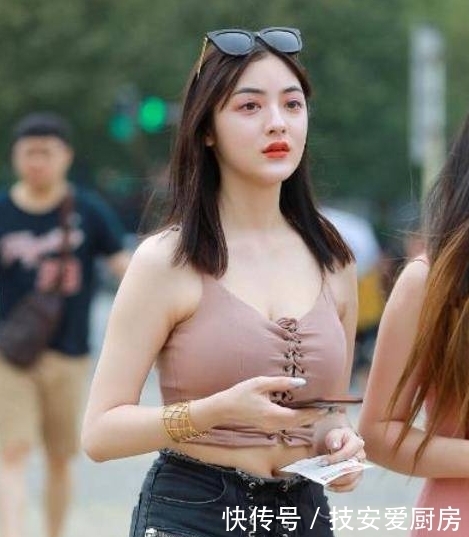 街拍：美女一件黑色的背心搭配热裤，轻松秀出迷人大长腿