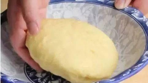 1个鸡蛋，半斤面粉，不用一滴油，试试这样做一次，一大盘不够吃