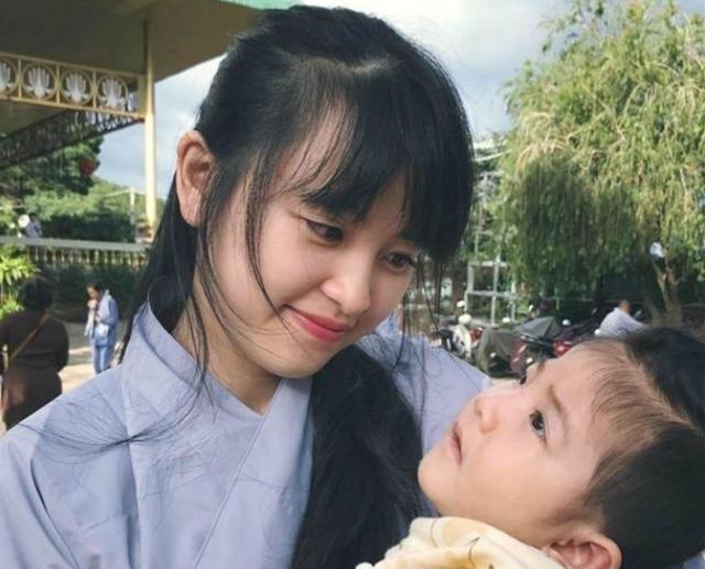 女网红|当年24岁女网红收养“皮包骨”女孩,却充满质疑声,如今怎样了