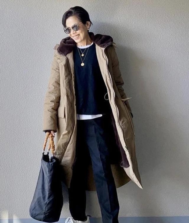 风衣 身高153,年龄58岁又怎样?她靠利落穿搭圈粉无数,好会穿