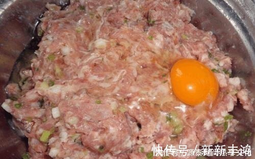 骨头|馄饨汤汁不难调,只需加这几种调料,开水一冲,比骨头汤还鲜!