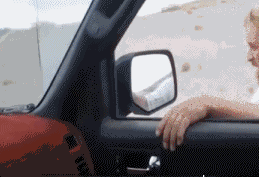 |搞笑GIF:设计师你出来 我保证不打你脸