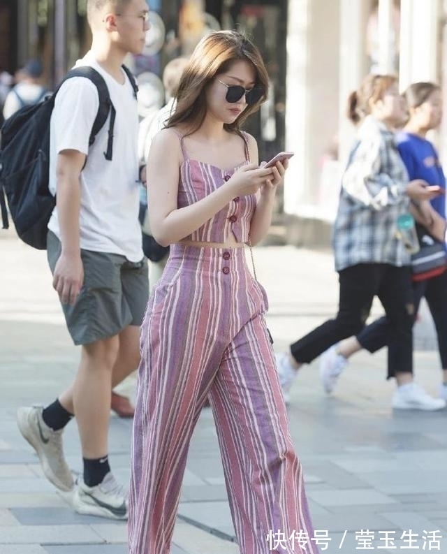 玄色 成熟女性穿出魅力与韵味,条纹套装配黑色墨镜,高贵优雅有女人味