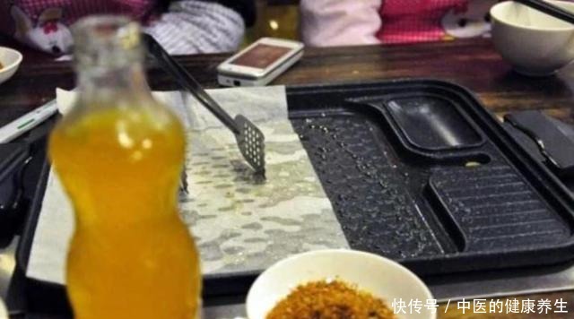 吃自助烤肉，服务员不停问你“换不换纸”，是暗示你，不懂会笑你