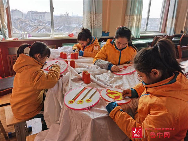 一等奖|淄博经开区傅家镇黄家小学绘制巨幅刺绣作品 一针一线交织爱党初心