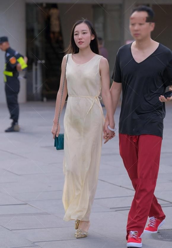 夏季穿搭背心裙，搭配细高跟鞋，清爽靓丽又显气质，优雅有韵味